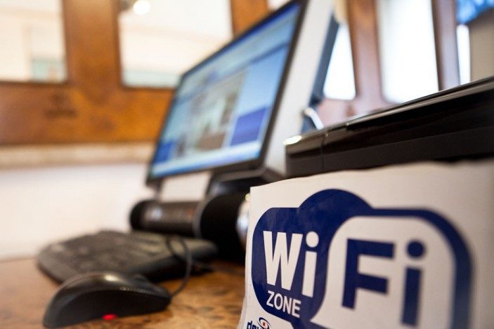 66977eea93e2e_tieu%20chi%20de%20chon%20he%20thong%20wifi%20cho%20khach%20san.jpg